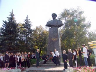 /Files/images/kviti do obelisky/акція Квіти до обеліску ХЗОШ 78 (1).JPG