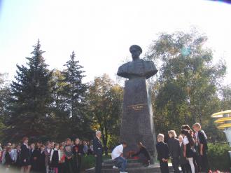/Files/images/kviti do obelisky/акція Квіти до обеліску ХЗОШ 78 (2).JPG